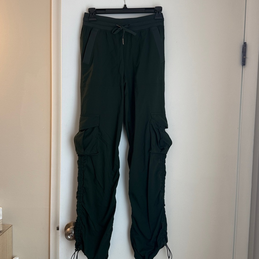 Lululemon Athletica Hunter Green dance studio cargo pants XXS EXCELLENT cond